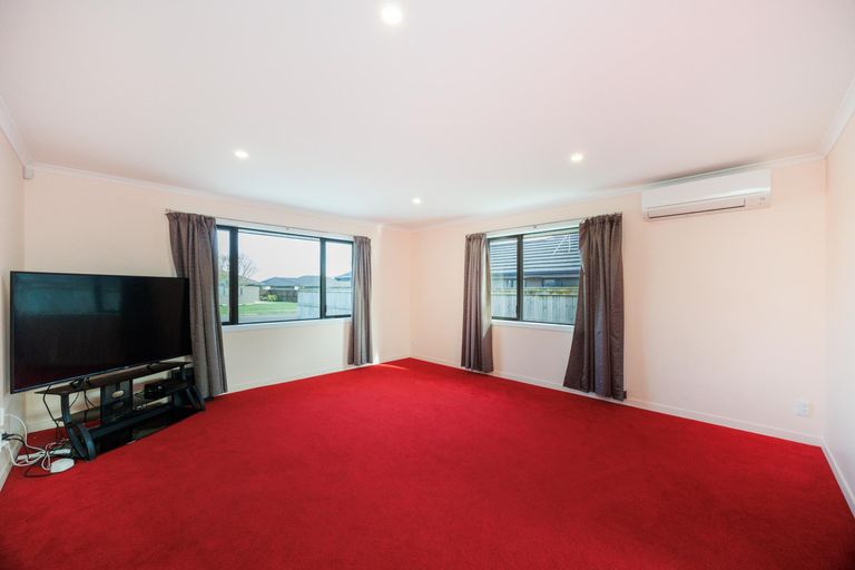 Photo of property in 5 Cyprus Place, Fitzherbert, Palmerston North, 4410