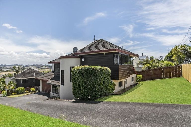 Photo of property in 2/142 Sunset Road, Unsworth Heights, Auckland, 0632