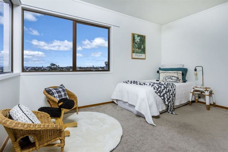 Photo of property in 1/3 Holdaway Avenue, Northcote, Auckland, 0627