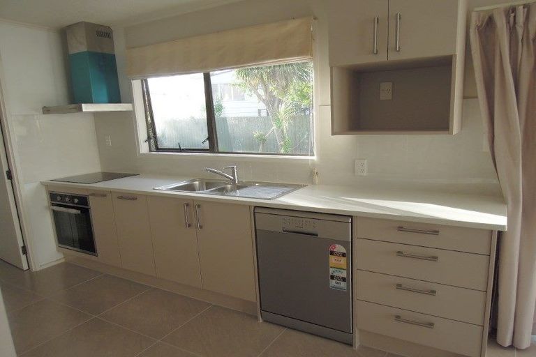 Photo of property in 4 St Catherine Crescent, West Harbour, Auckland, 0618