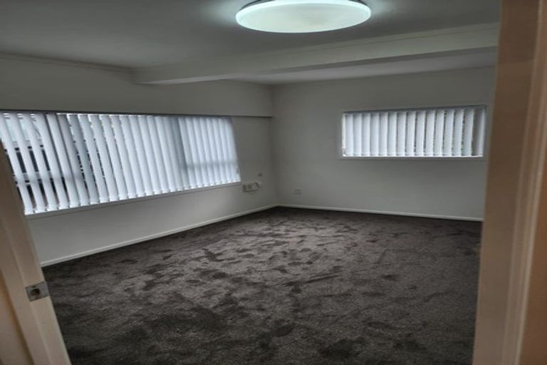 Photo of property in 623 Glenfield Road, Totara Vale, Auckland, 0629