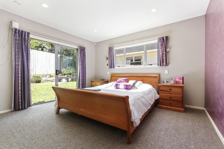 Photo of property in 10c Earl Road, Titirangi, Auckland, 0604