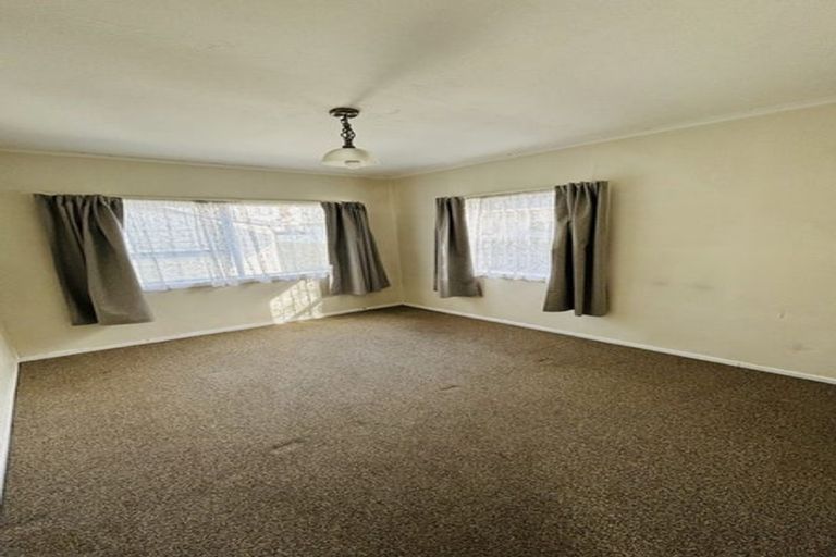Photo of property in 4 Kaponga Crescent, New Lynn, Auckland, 0600