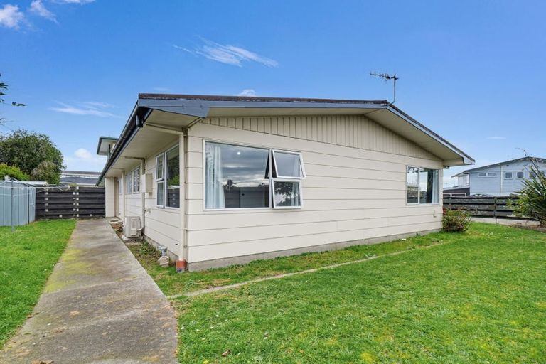 Photo of property in 1 Dunk Place, Milson, Palmerston North, 4414
