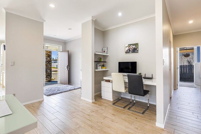 Photo of property in 17 Larmer Drive, Kumeu, 0810