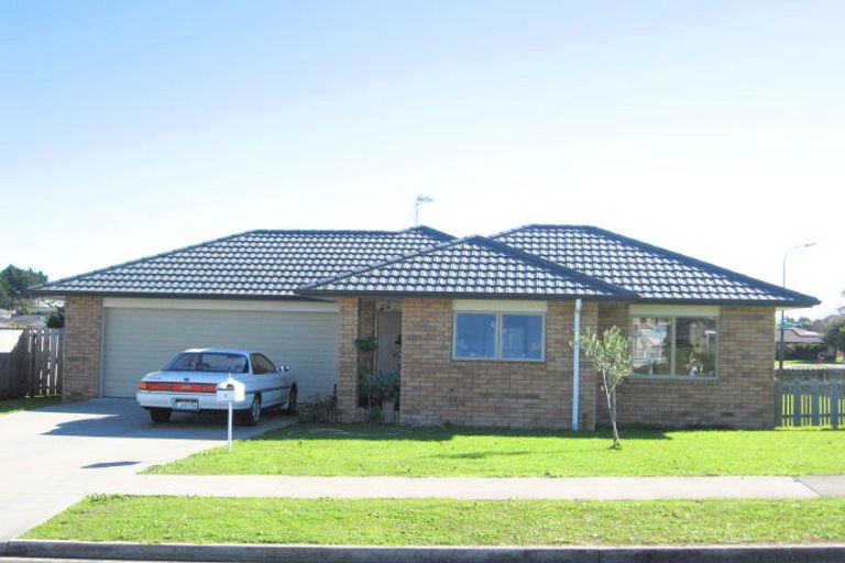 Photo of property in 1 Loughinisland Place, Weymouth, Auckland, 2103