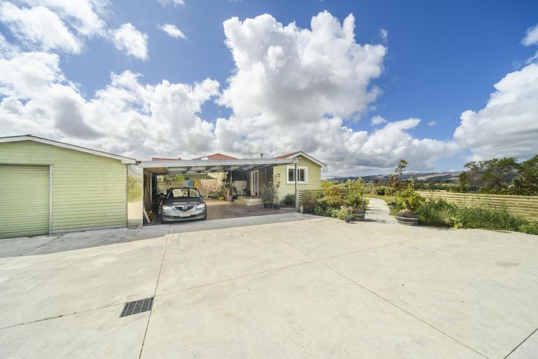 Photo of property in 32 Johnstone Drive, Fitzherbert, Palmerston North, 4410
