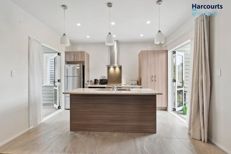 Photo of property in 11 Stitchbird Crescent, Papakura, 2110