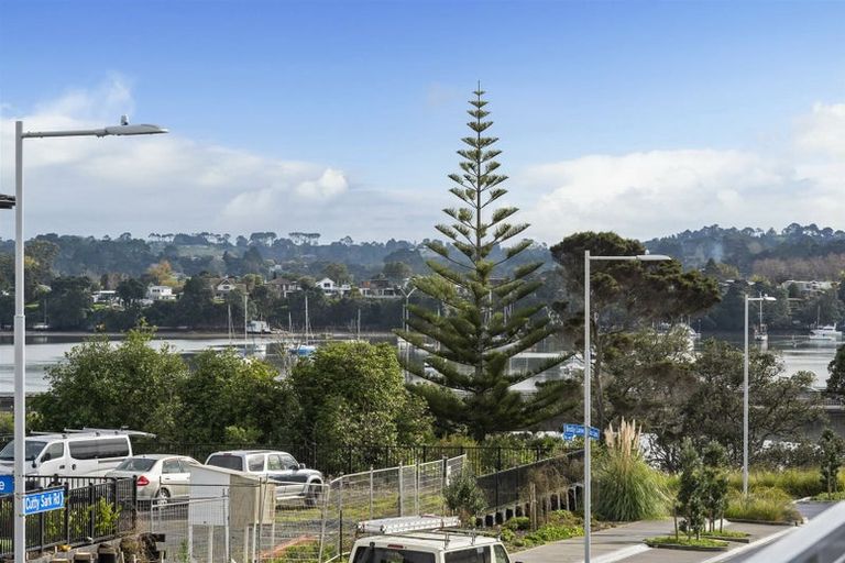 Photo of property in 4/35 Marine Parade, Hobsonville, Auckland, 0616