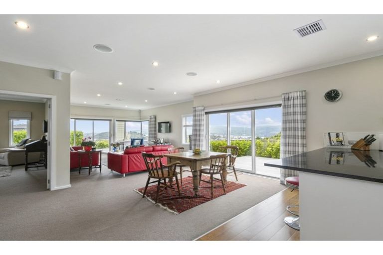 Photo of property in 15 Canary Way, Whitby, Porirua, 5024