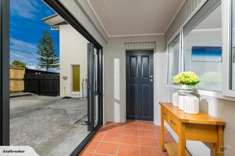 Photo of property in 1/744 Te Atatu Road, Te Atatu Peninsula, Auckland, 0610