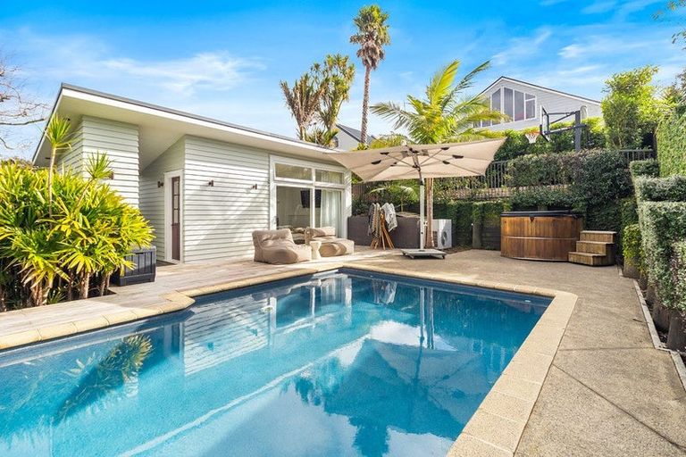 Photo of property in 22 Seacombe Road, Point Chevalier, Auckland, 1022