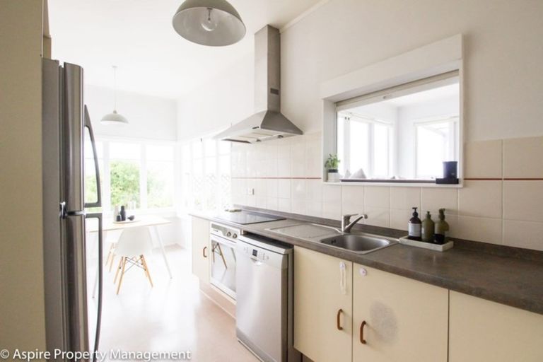 Photo of property in 21 Pupuke Road, Birkenhead, Auckland, 0627