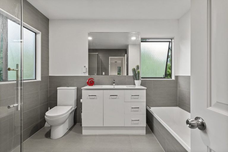 Photo of property in 34b Kiteroa Terrace, Rothesay Bay, Auckland, 0630