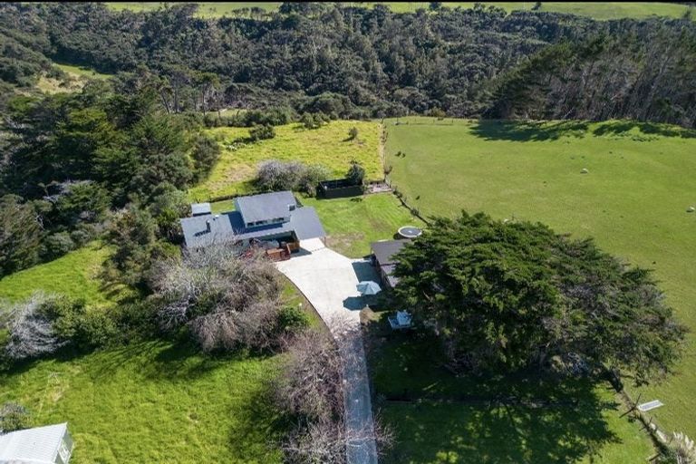 Photo of property in 2656 South Head Road, South Head, Helensville, 0874