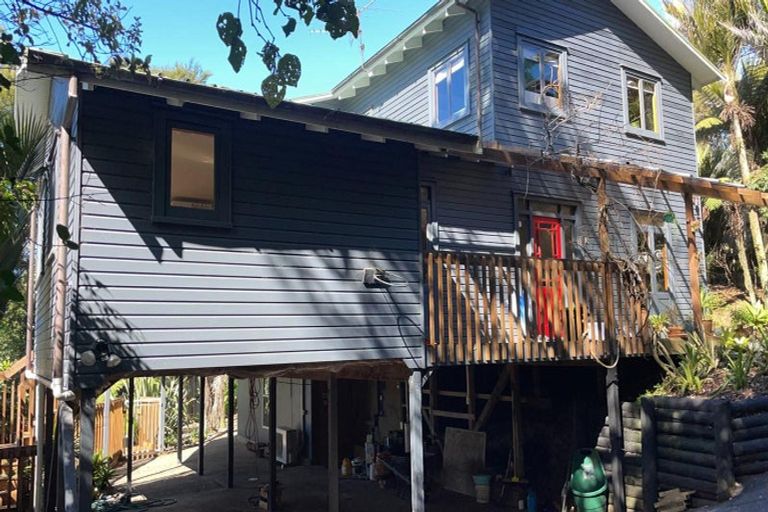 Photo of property in 9 Tawini Road, Titirangi, Auckland, 0604