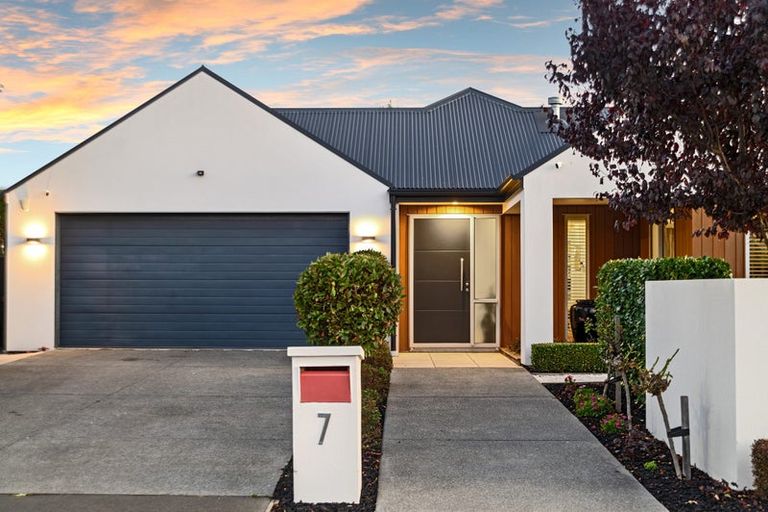 Photo of property in 7 Waterstock Way, Parklands, Christchurch, 8083