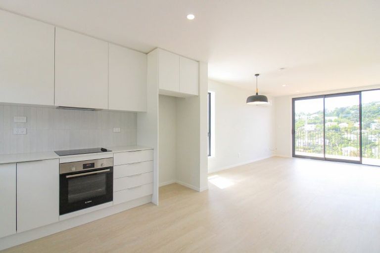 Photo of property in 72 Tiketike Way, Brooklyn, Wellington, 6021