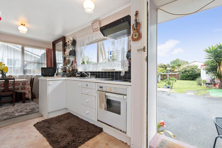 Photo of property in 10 Kaumatua Place, Te Atatu Peninsula, Auckland, 0610