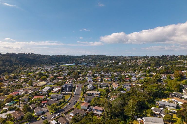Photo of property in 2/8 Thistledew Place, Bayview, Auckland, 0629
