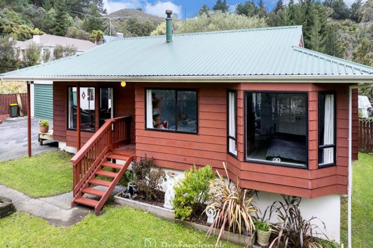 Photo of property in 11 Monarch Grove, Maoribank, Upper Hutt, 5018
