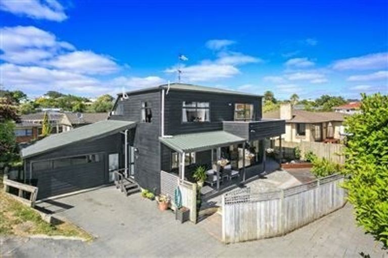 Photo of property in 2/182 Queen Street, Northcote Point, Auckland, 0627