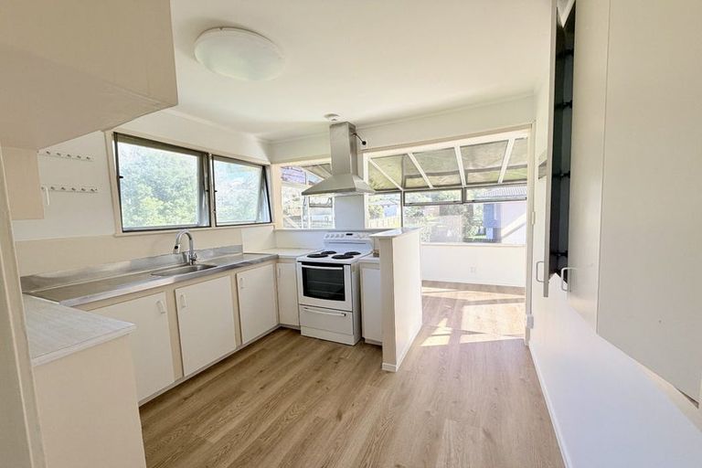 Photo of property in 14 Heather Place, Sunnynook, Auckland, 0620