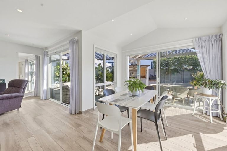 Photo of property in 15 Odlin Lane, Red Beach, 0932