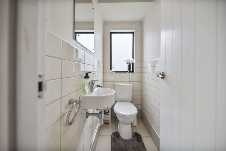 Photo of property in 10 Kirkdale Place, Northcross, Auckland, 0632