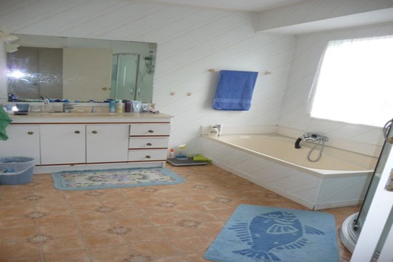 Photo of property in 2/16 Ronald Macken Place, Windsor Park, Auckland, 0632