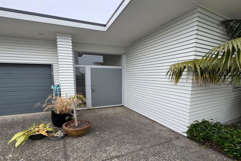 Photo of property in 8a Glenfield Road, Birkenhead, Auckland, 0626
