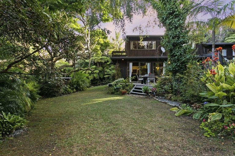 Photo of property in 8 Atarua Gardens, Waiatarua, Auckland, 0604