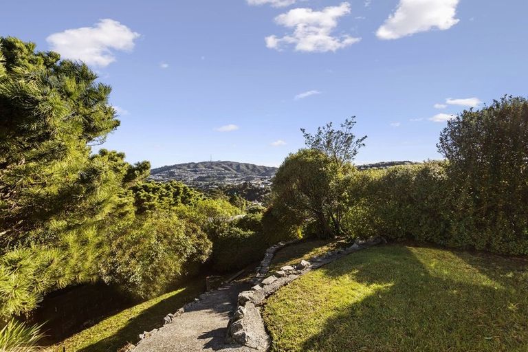 Photo of property in 27b Chetwode Grove, Newlands, Wellington, 6037