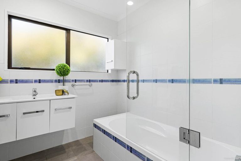 Photo of property in 2/9 Stoneleigh Court, Sunnynook, Auckland, 0632