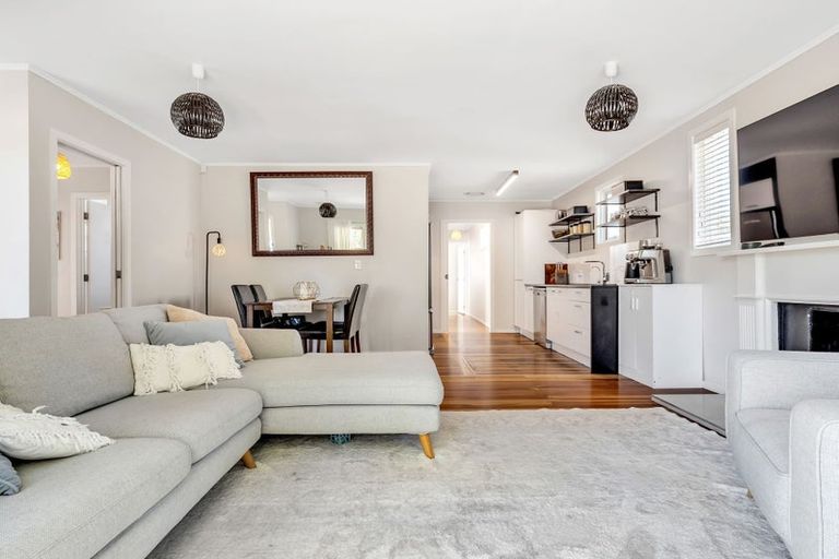 Photo of property in 90 Glendale Road, Glen Eden, Auckland, 0602