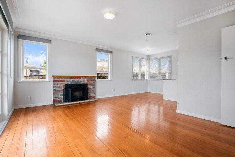 Photo of property in 71 Sylvan Crescent, Te Atatu South, Auckland, 0610