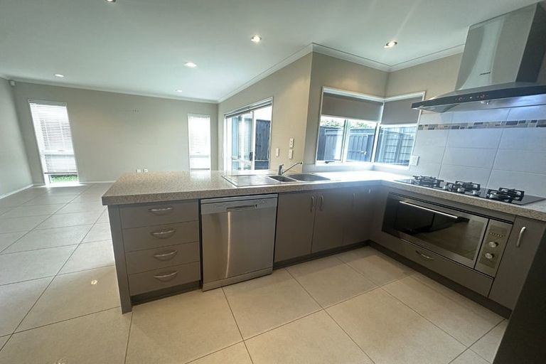 Photo of property in 4 Lorenzo Way, Flat Bush, Auckland, 2016