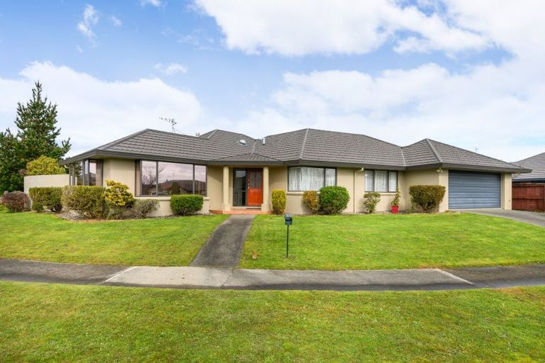 Photo of property in 6 Ron Place, Fitzherbert, Palmerston North, 4410