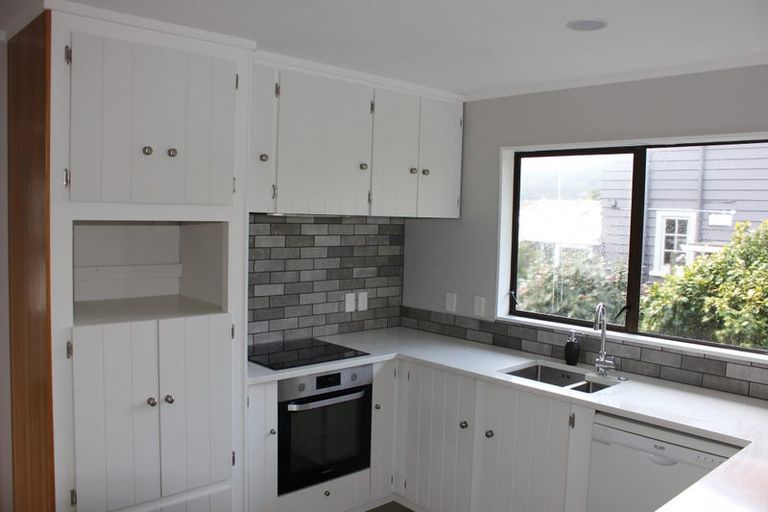 Photo of property in 33 Trelissick Crescent, Ngaio, Wellington, 6035