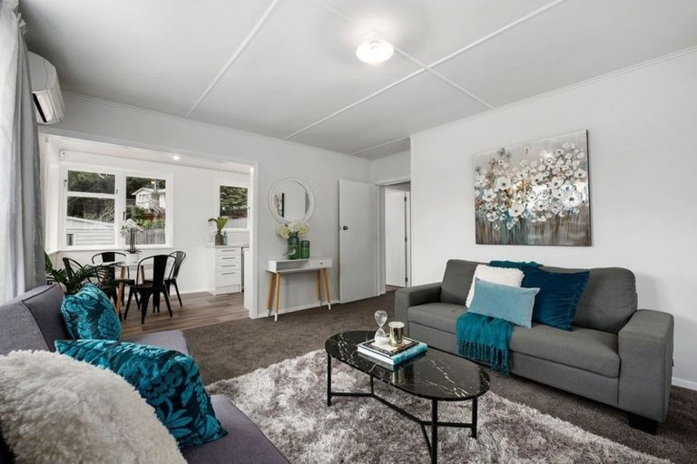 Photo of property in 2 Thomson Grove, Stokes Valley, Lower Hutt, 5019