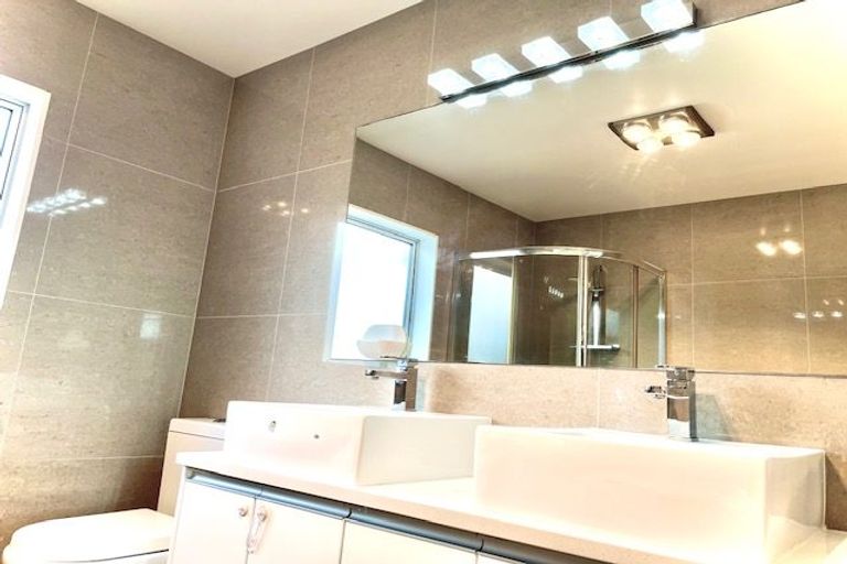 Photo of property in 66a Hutchinsons Road, Bucklands Beach, Auckland, 2014