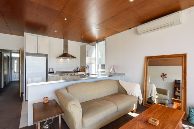 Photo of property in 10/3 Severn Street, Island Bay, Wellington, 6023