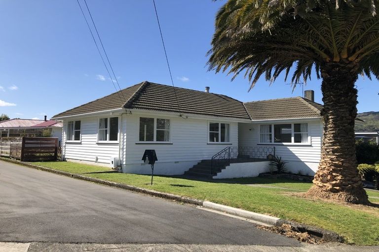 Photo of property in 4 Saint Johns Terrace, Tawa, Wellington, 5028