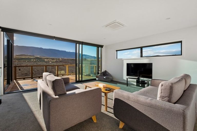 Photo of property in 33 Stratford Drive, Mount Pisa, Cromwell, 9383