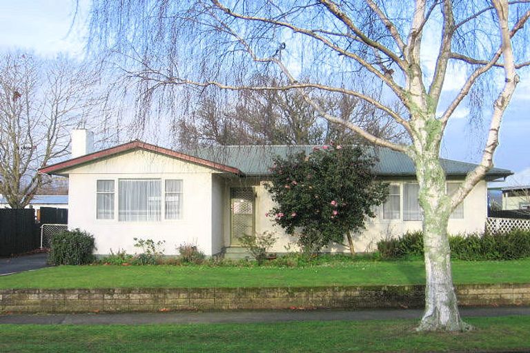 Photo of property in 142 Ruamahanga Crescent, Terrace End, Palmerston North, 4410
