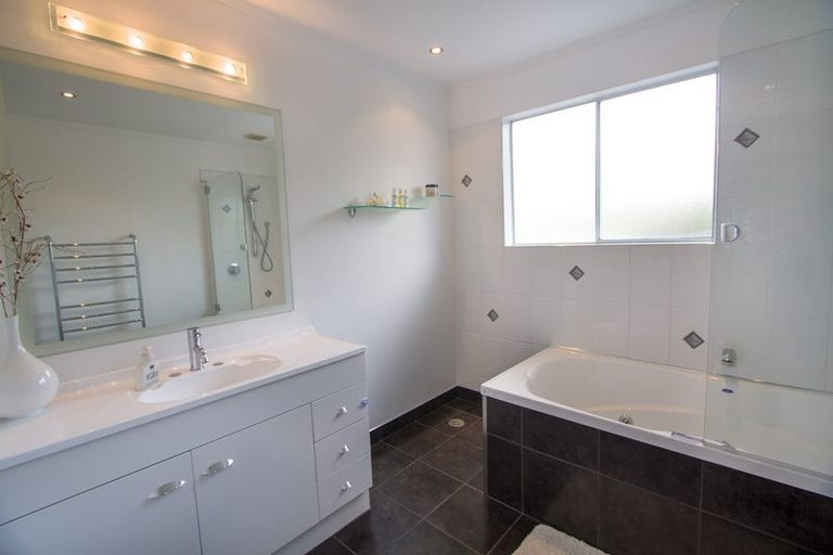 Photo of property in 1/296 Wairau Road, Glenfield, Auckland, 0629