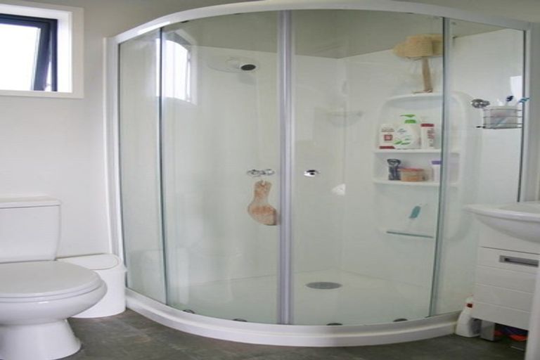 Photo of property in 16a Woodall Place, Totara Vale, Auckland, 0627