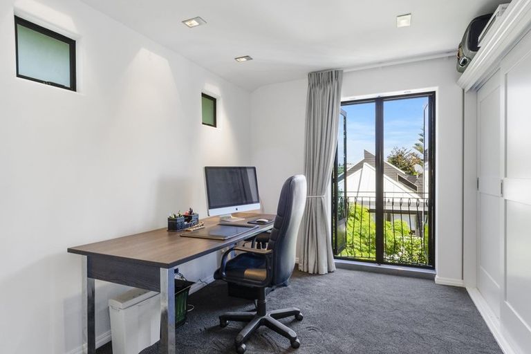 Photo of property in 1/60 Milford Road, Milford, Auckland, 0620