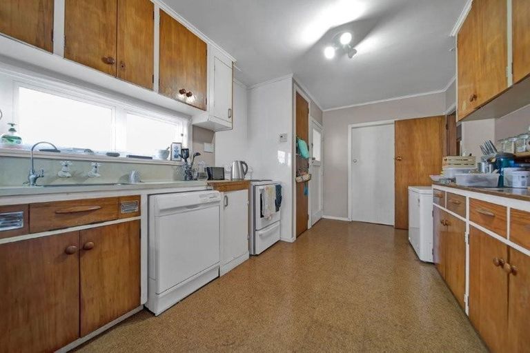 Photo of property in 10 Douglas Street, Hawera, 4610