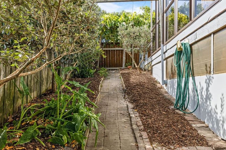 Photo of property in 2/24 Lambrown Drive, Totara Vale, Auckland, 0629